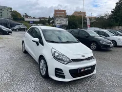 Branco Usado 2016 Kia Rio Citadino | € 12.200 (Preço justo)