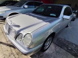Cinza prata Usado 1999 Mercedes E220 Classic Sedan | € 4.800