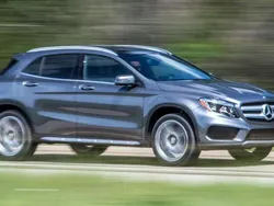 Cinzento Usado 2016 Mercedes GLA180 Urban SUV | € 21.500