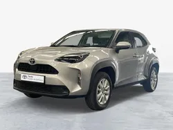 Cinza (pintura metalizada) Usado 2024 Toyota Yaris Comfort | € 26.750 (Preço justo)