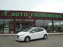 Branco Usado 2015 Peugeot 208 Citadino | € 12.950 (Preço elevado)