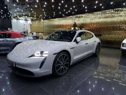 Cinzento Usado 2022 Porsche Taycan Sedan | € 114.900