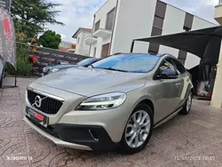 Cinzento Usado 2017 Volvo V40 CC Summum Carrinha | € 17.900