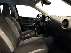 Preto (pintura metalizada) Usado 2023 Toyota Aygo Play Citadino | € 16.750 (Preço justo)