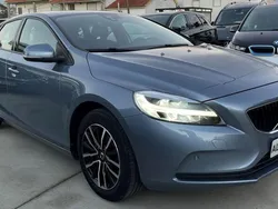 Cinzento (metalizado) Usado 2020 Volvo V40 Momentum Carrinha | € 20.700