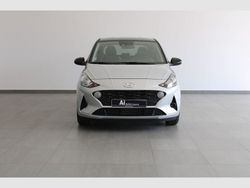 Sleek silver tejadilho preto Usado 2022 Hyundai i10 Comfort Citadino | € 15.400 (Preço justo)