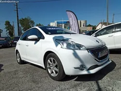 Branco Usado 2015 Peugeot 208 Style Citadino | € 7.900 (Preço justo)