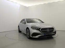 Cinzento Usado 2024 Mercedes E300 Sedan | € 61.990 (Preço justo)