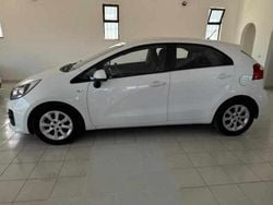 Branco Usado 2015 Kia Rio Citadino | € 11.500 (Preço elevado)