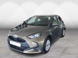 Bronze (pintura metalizada) Usado 2023 Toyota Yaris Comfort Sedan | € 18.250 (Preço justo)