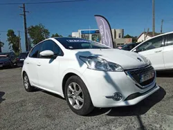 Branco Usado 2015 Peugeot 208 Style Citadino | € 7.900 (Bom preço)