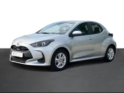 Cinza (pintura metalizada) Usado 2023 Toyota Yaris Comfort | € 18.250 (Preço justo)