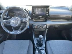 Cinza (pintura metalizada) Usado 2023 Toyota Yaris Comfort Sedan | € 17.750 (Preço justo)