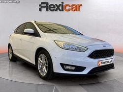 Branco Usado 2018 Ford Focus ST-Line Sedan | € 14.890 (Preço justo)