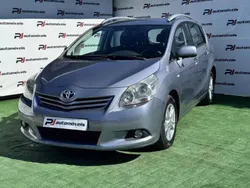 Cinzento Usado 2011 Toyota Verso Monovolume | € 9.990