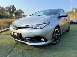 Cinzento Usado 2015 Toyota Auris Citadino | € 13.500 (Preço elevado)