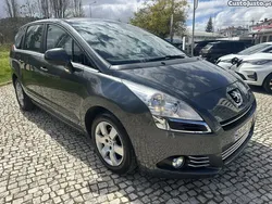 Cinza Usado 2013 Peugeot 5008 Style Monovolume | € 8.690
