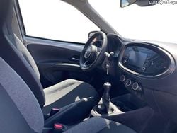 Cinza Usado 2024 Toyota Aygo Play Citadino | € 17.750 (Preço justo)