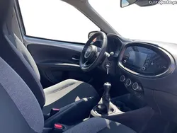 Cinza Usado 2024 Toyota Aygo Play Citadino | € 17.750 (Preço elevado)