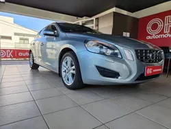 Cinzento Usado 2013 Volvo V60 Summum Carrinha | € 13.500