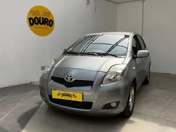 Cinzento Usado 2010 Toyota Yaris | € 8.490 (Preço elevado)