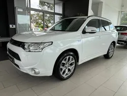 Branco Usado 2015 Mitsubishi Outlander P-HEV | € 15.990 (Preço justo)