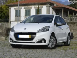 Branco Usado 2017 Peugeot 208 Style Citadino | € 8.499 (Bom preço)
