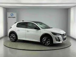 Branco Usado 2024 Peugeot e-208 GT Citadino | € 28.990 (Preço justo)