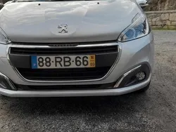 Cinzento Usado 2016 Peugeot 208 Citadino | € 9.000 (Bom preço)