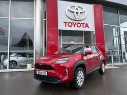 Vermelho (pintura metalizada especial) Usado 2024 Toyota Yaris Comfort Sedan | € 26.750 (Preço elevado)