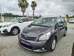 Cinza Usado 2010 Toyota Verso Monovolume | € 9.900
