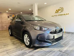 Cinza Usado 2022 Toyota Yaris Hybrid Comfort | € 17.750 (Preço justo)
