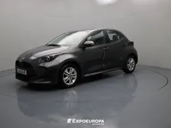 Cinzento Usado 2022 Toyota Yaris Sedan | € 17.990 (Preço justo)
