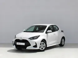 Branco (sólida) Usado 2023 Toyota Yaris Comfort Sedan | € 18.250 (Preço justo)