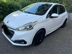 Branco Usado 2015 Peugeot 208 Citadino | € 7.900 (Preço justo)