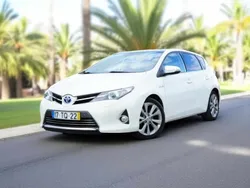 Branco Usado 2013 Toyota Auris Hybrid Citadino | € 13.450