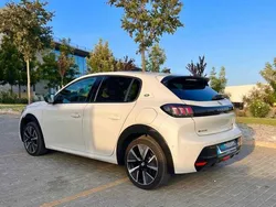 Branco Usado 2020 Peugeot e-208 Allure Citadino | € 19.490 (Caro)