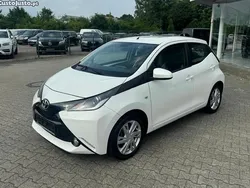 Branco Usado 2015 Toyota Aygo X-play Citadino | € 9.990 (Preço justo)