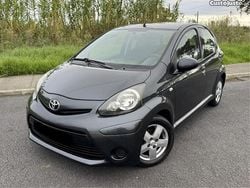 Cinza Usado 2012 Toyota Aygo Citadino | € 4.999