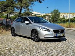 Cinzento Usado 2019 Volvo V40 Carrinha | € 19.750 (Preço justo)