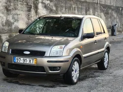Usado 2004 Ford Fusion Sedan | € 2.300