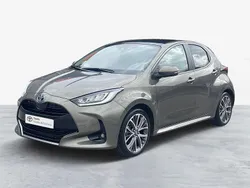 Bronze (pintura metalizada) Usado 2024 Toyota Yaris Luxury Sedan | € 27.750 (Preço justo)