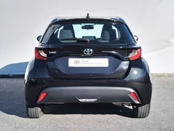 Preto (pintura metalizada) Usado 2022 Toyota Yaris Comfort Sedan | € 17.750 (Preço justo)