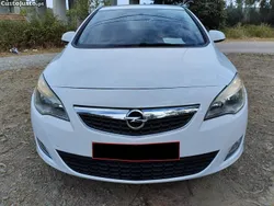 Branco Usado 2015 Opel Astra Selection Citadino | € 8.950 (Preço justo)