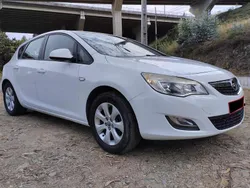 Branco Usado 2015 Opel Astra Selection Citadino | € 8.950 (Preço justo)