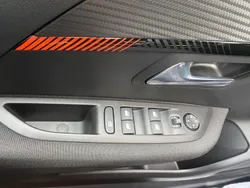 Azul Usado 2023 Peugeot e-208 Active Citadino | € 26.350 (Preço elevado)