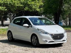 Branco Usado 2013 Peugeot 208 Citadino | € 8.490 (Preço justo)