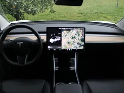 Branco Usado 2021 Tesla Model 3 Sedan | € 28.900 (Preço justo)
