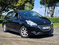 Preto Usado 2013 Peugeot 208 Access Citadino | € 7.950 (Preço justo)