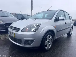 Cinza Usado 2006 Ford Fiesta Citadino | € 3.980 (Preço justo)